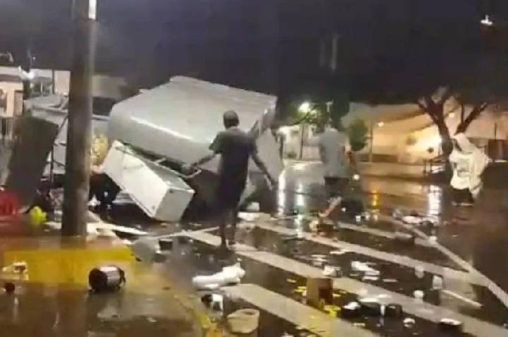 Naviraí - Colisão na Praça Euclides Fabris causa susto entre frequentadores noturnos